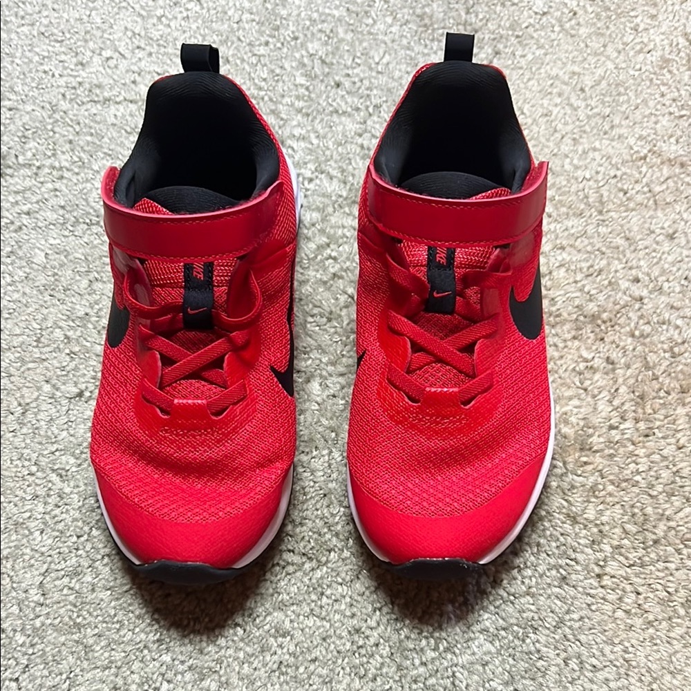 Size 2Y Nike revolution 6NN (PSV) university red/black